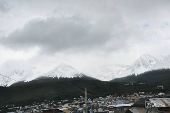 Indo para o aeroporto e observando as montanhas nevadas ao redor de Ushuaia, na Terra do Fogo, sul da Argentina